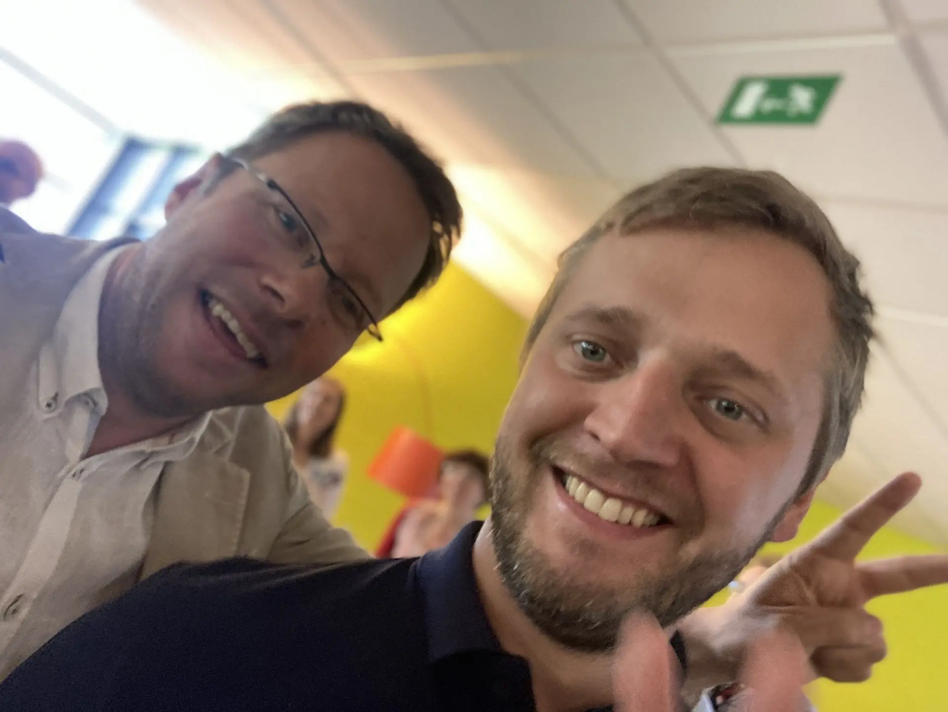 Collègues prenant un selfie au bureau