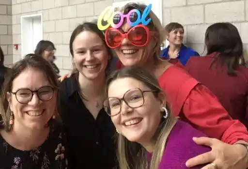 Selfie d’équipe lors d’un événement d’entreprise