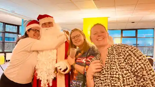 Célébration de Noël entre collègues