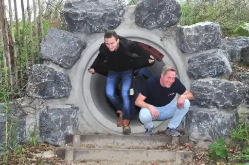Collègues explorant un tunnel lors d’une activité d’équipe