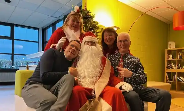 Célébration de Noël entre collègues