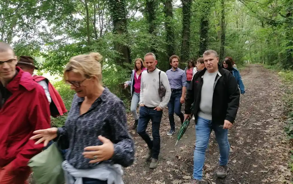 Marche d’équipe en forêt