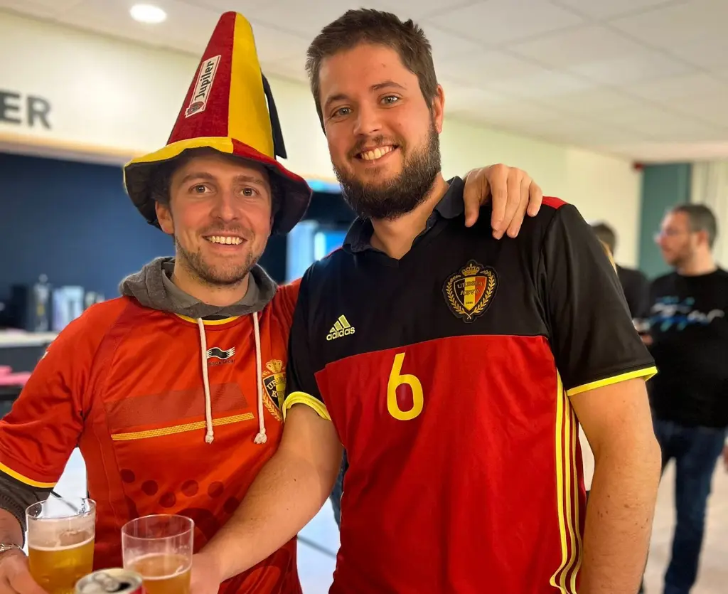 Collègues célébrant ensemble lors d’un événement sportif