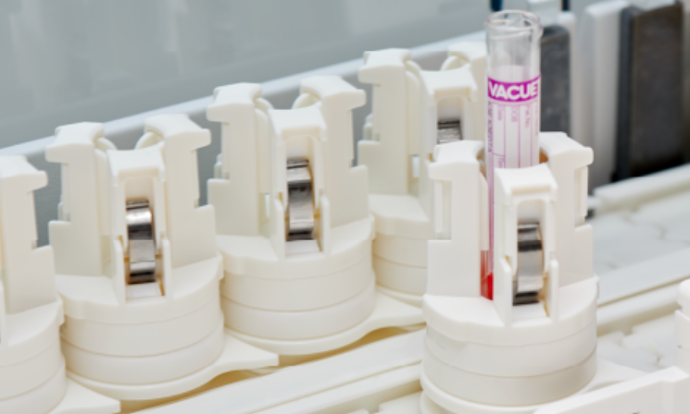 Acheminement intelligent des tubes dans l'automatisation des laboratoires