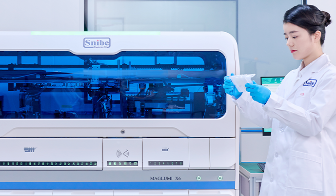 Snibe Maglumi X6 automated immunoassay analyzer biologist loading samples