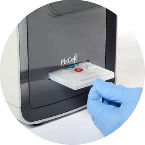 PixCell HemoScreen™ POCT step easy hematology Plaats de cartridge in de lezer