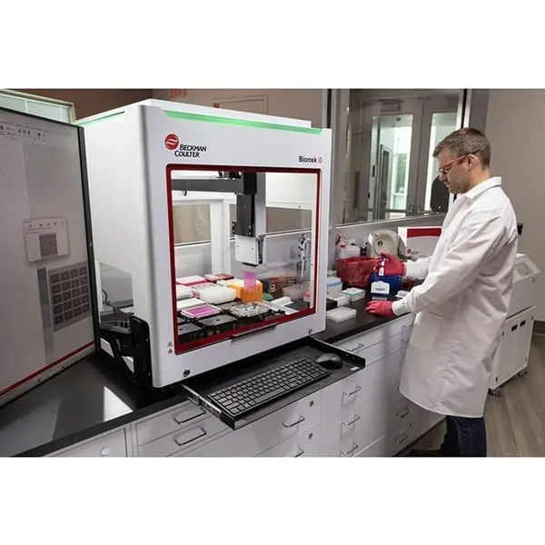 biomek-i3-benchtop-liquid-handler-scientist-square.webp
