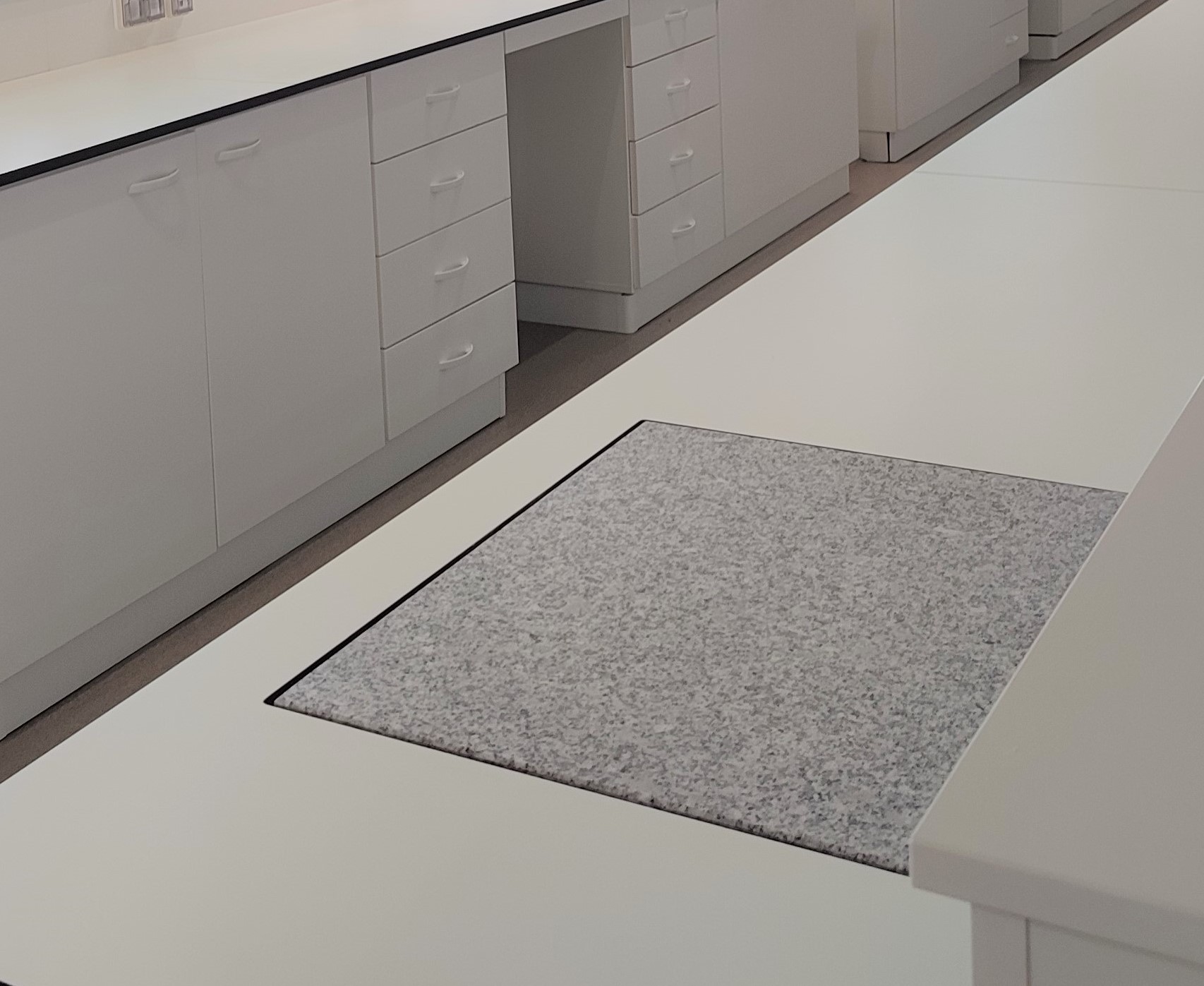 Tables antivibratoires et marbres